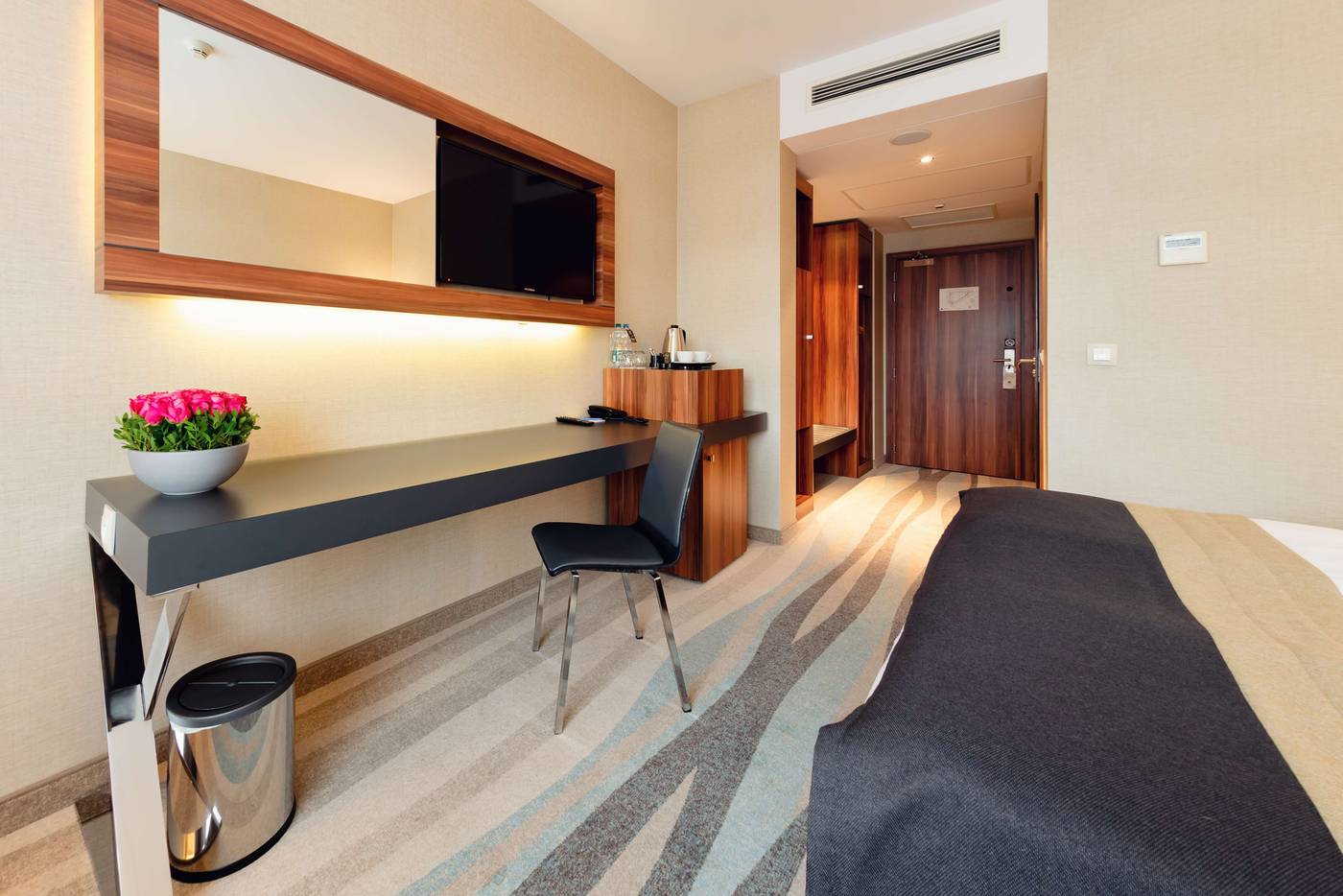 Warsaw-Plaza-Hotel-Room-11