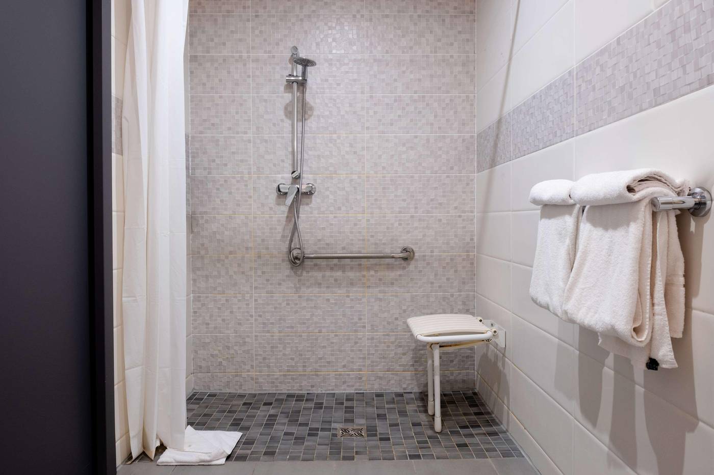 Kyriad-Par----s-10---Canal-Saint-Martin--R----publique-Room-57