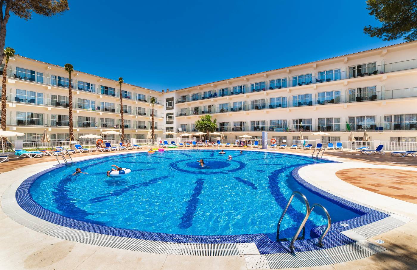 Globales-Playa-Estepona-Pool-6