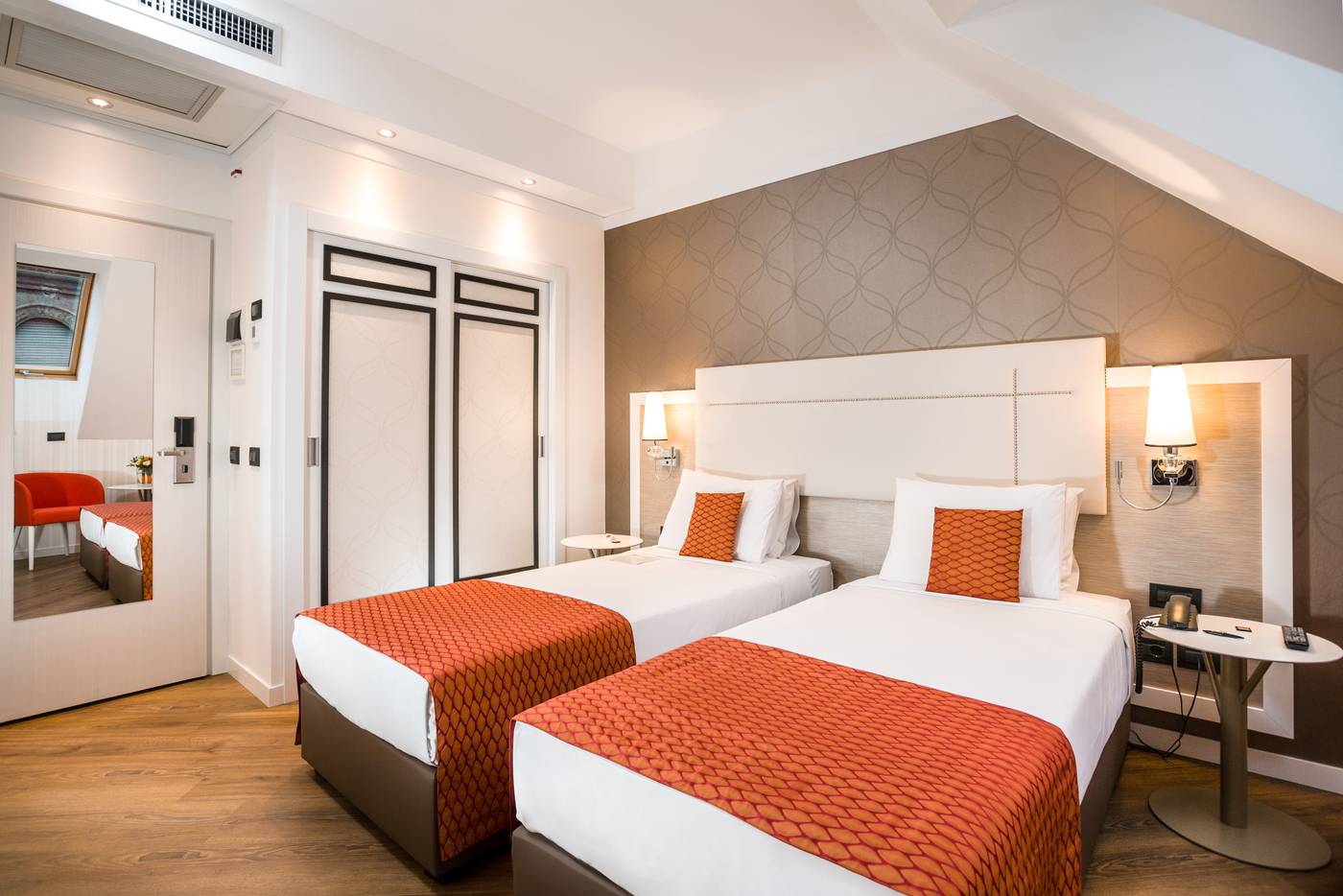 Ikonik-Parlament-Room-2