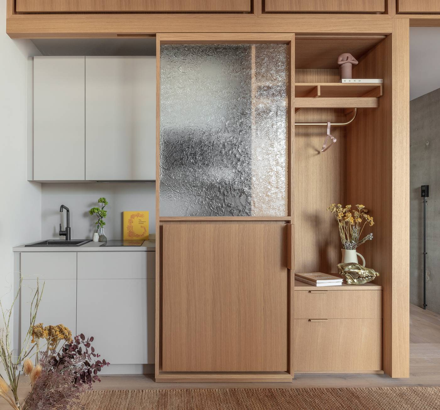 Locke-at-East-Side-Gallery--Friedrichshain-Room-2