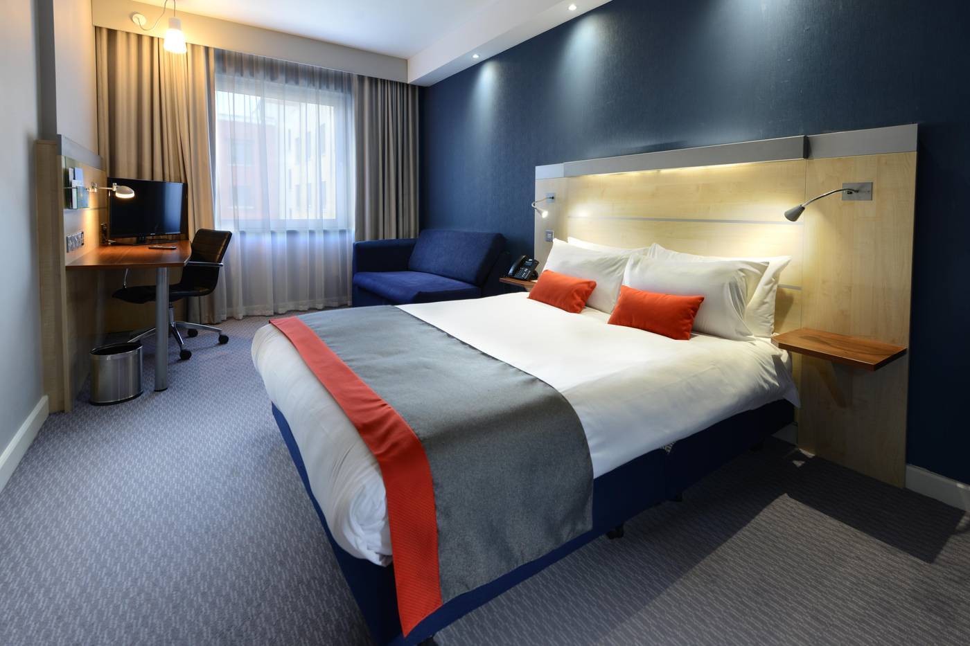 Holiday-Inn-Express-Hotel-Dublin-Airport-Room-12