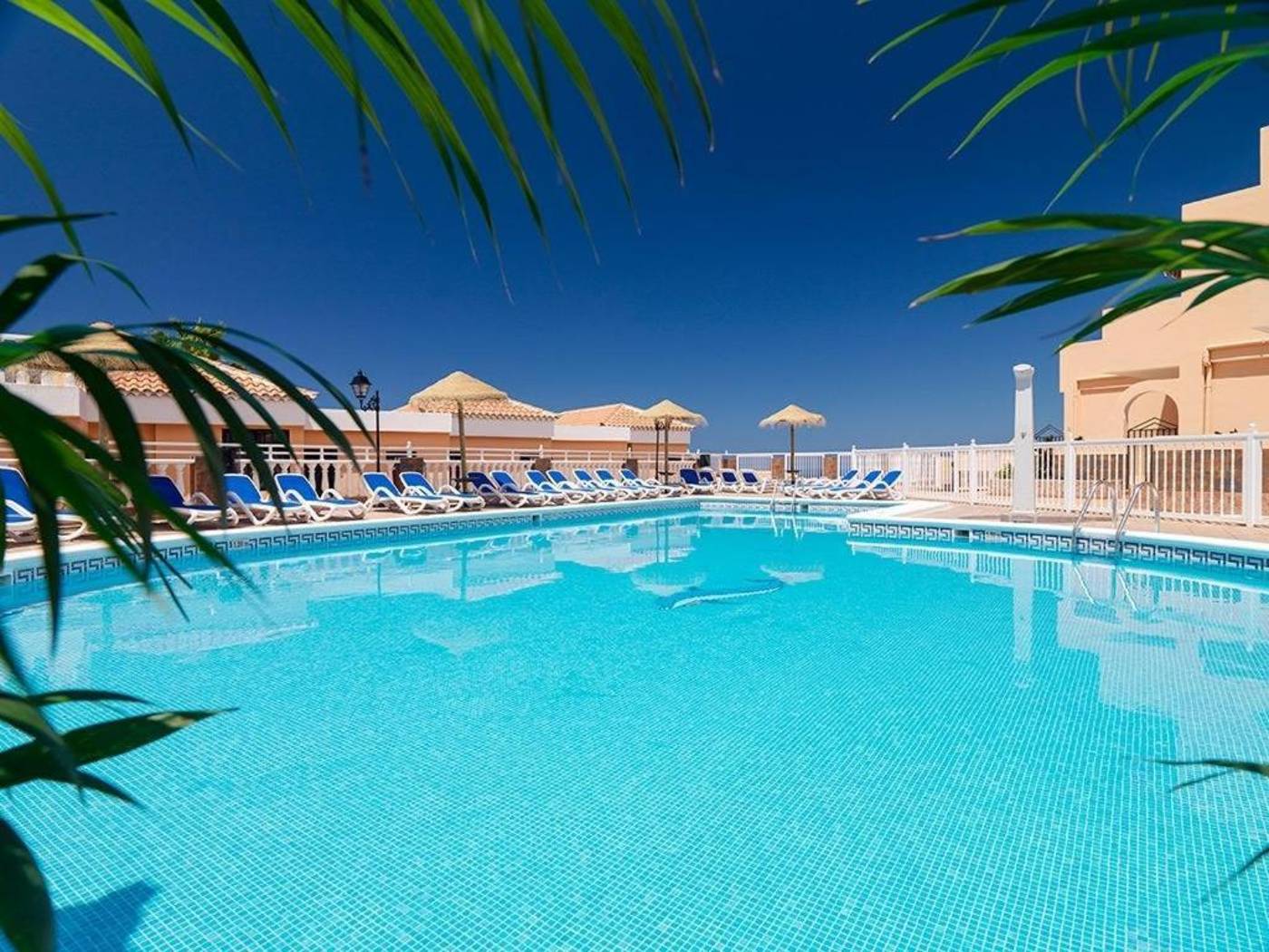 Paradise-Court-Aparthotel-Pool-1