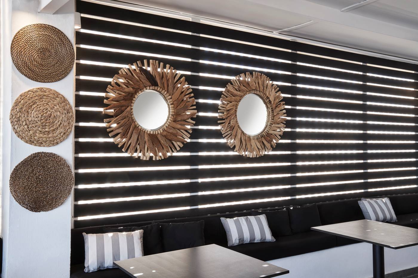 Mr-and-Mrs-White-Oia-Santorini-Restaurant-37