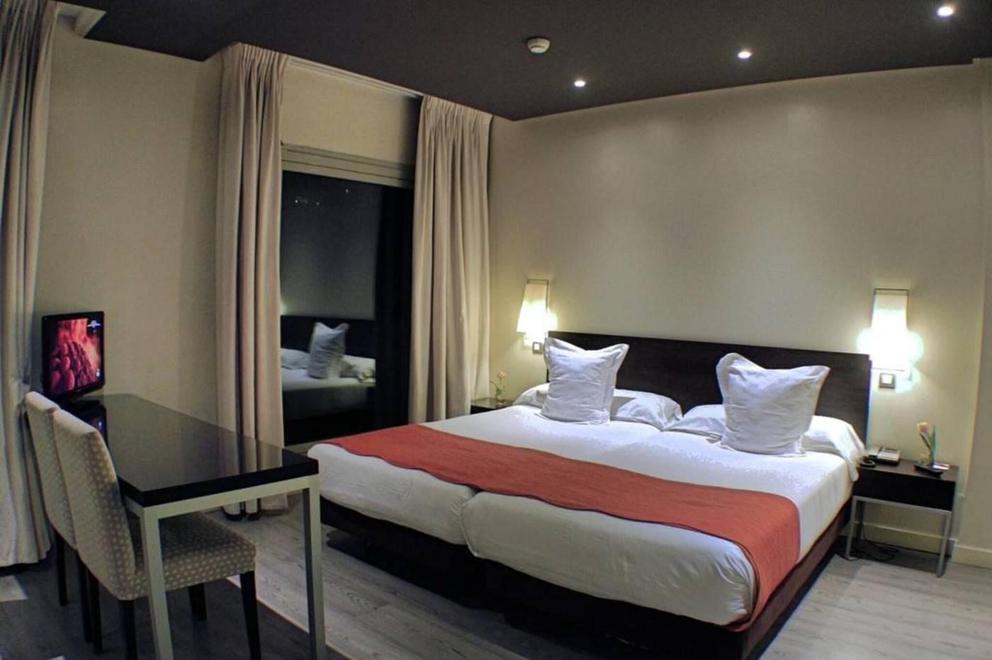 Suites-Viena-Plaza-de-Espa----a-Room-16