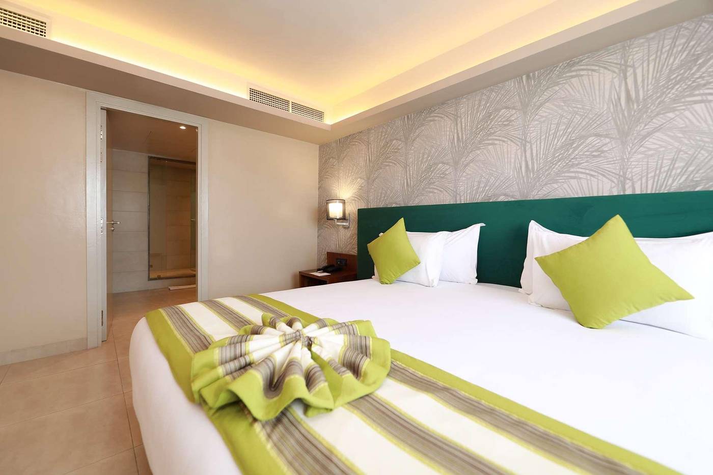 Kenzi-Rose-Garden-Room-18