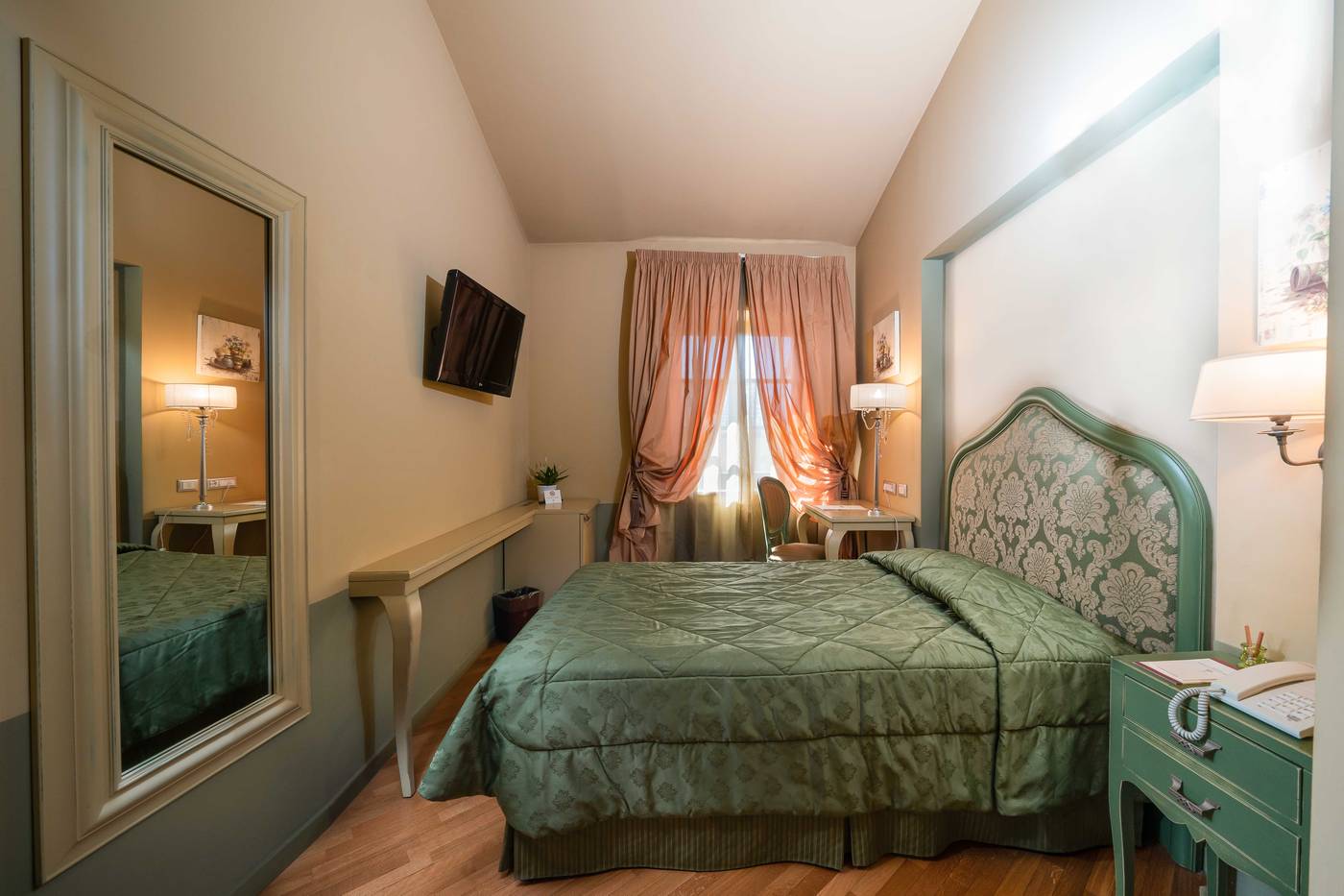 San-Luca-Palace-Room-4