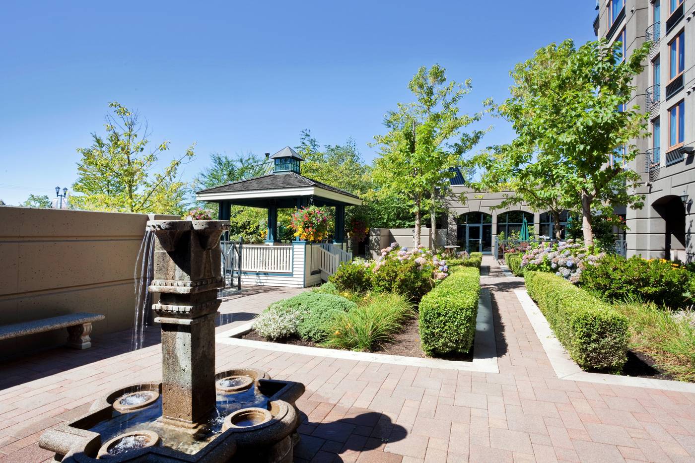 Holiday-Inn---Suites-North-Vancouver-Lobby-40