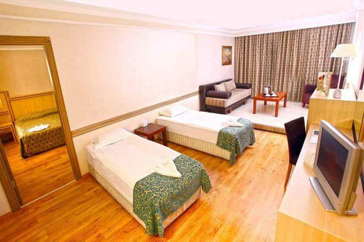 Utopia-World-Room-42