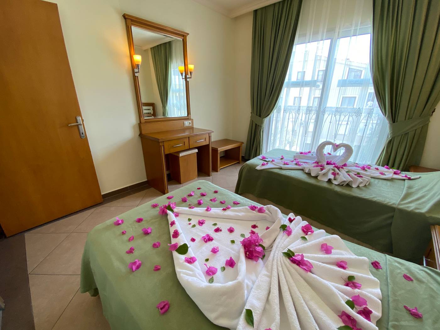 Club-Karakas-Room-81