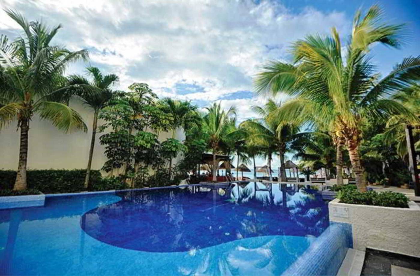 Dreams-Sands-Cancun-Resort---Spa-Pool-8