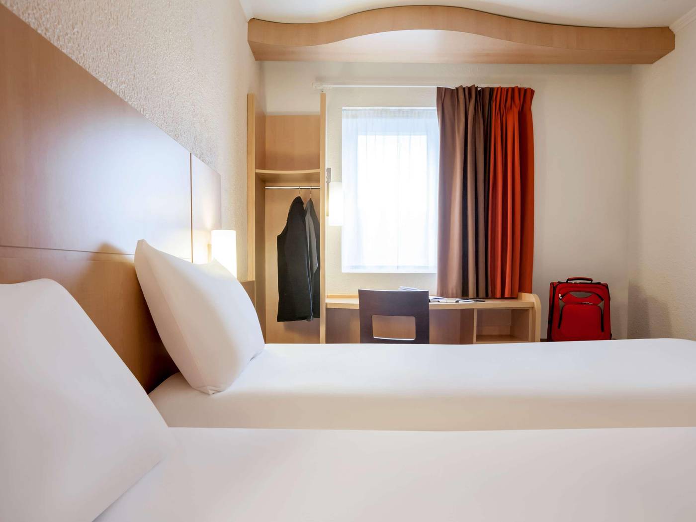 Ibis-Paris-Maine-Montparnasse-14th-Hotel-Room-24