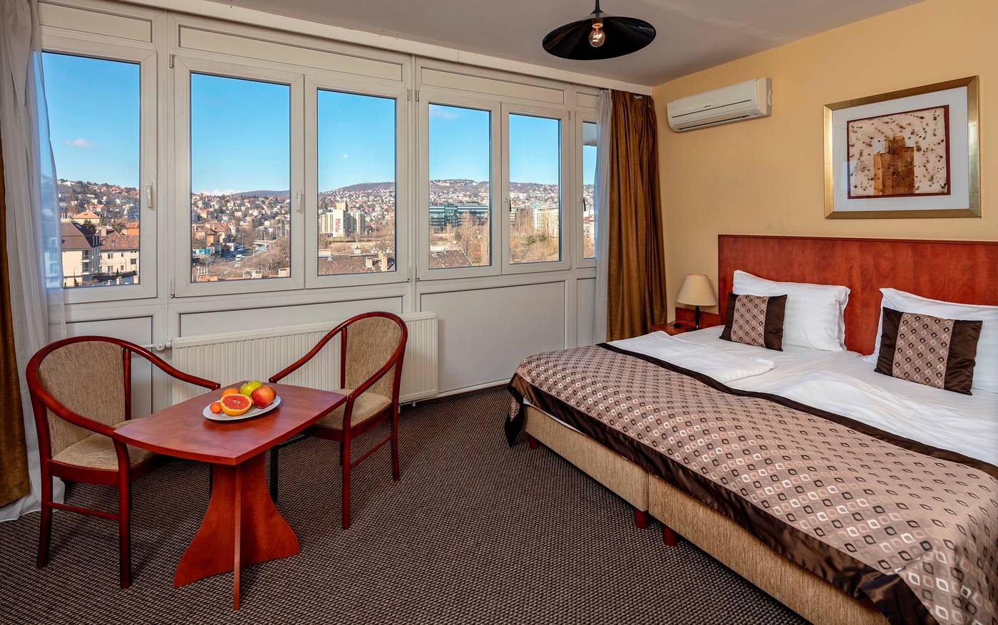 Hotel-Charles-Room-10