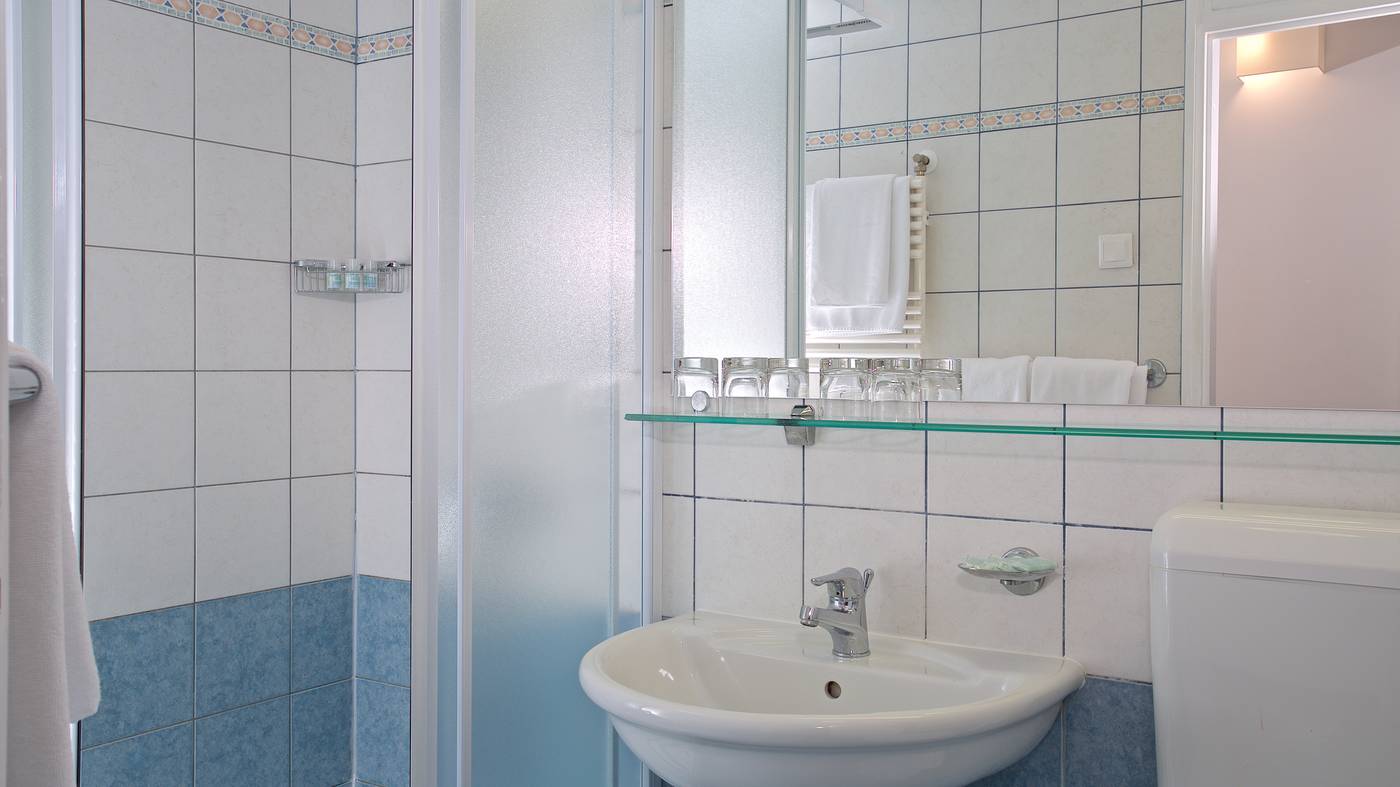 Hotel-Holiday-Room-42