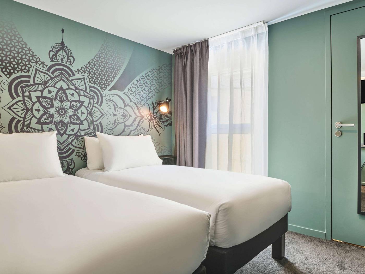 Ibis-Styles-Paris-Gare-de-lEst-Magenta-Room-2