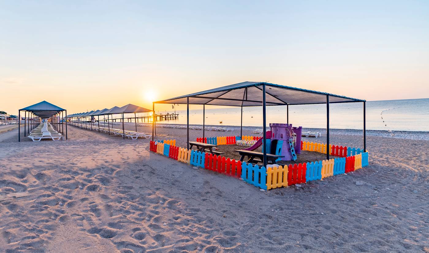 Queen-s-Park-Le-Jardin-Beach-35