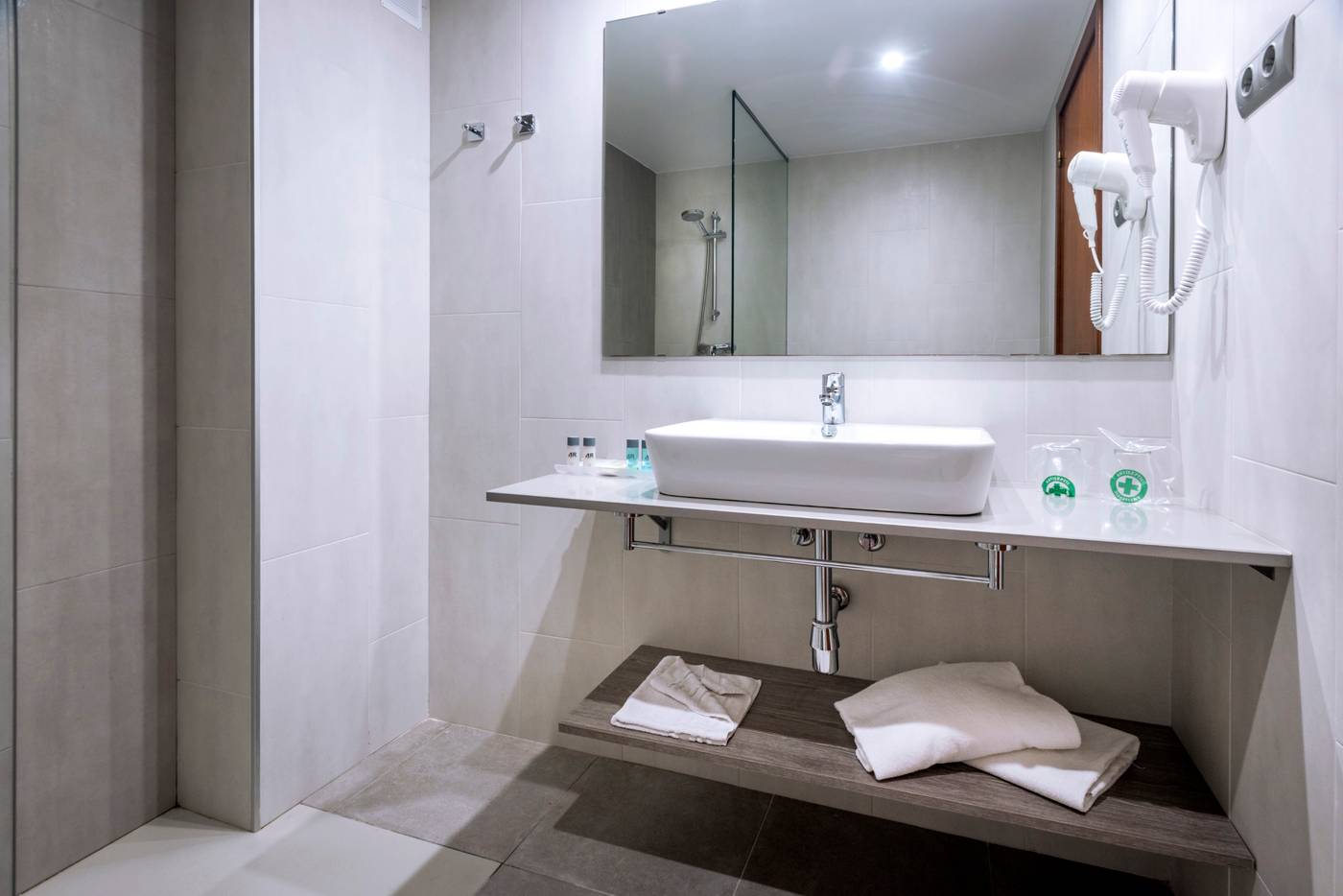 4R-Gran-Regina-Hotel-Room-25