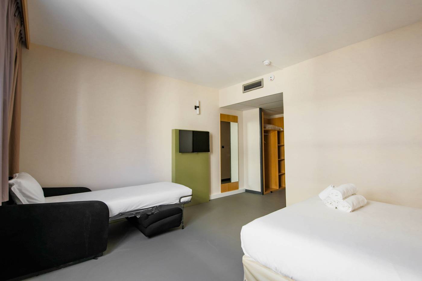 easyHotel-Nice-Palais-de-Congres-Room-24