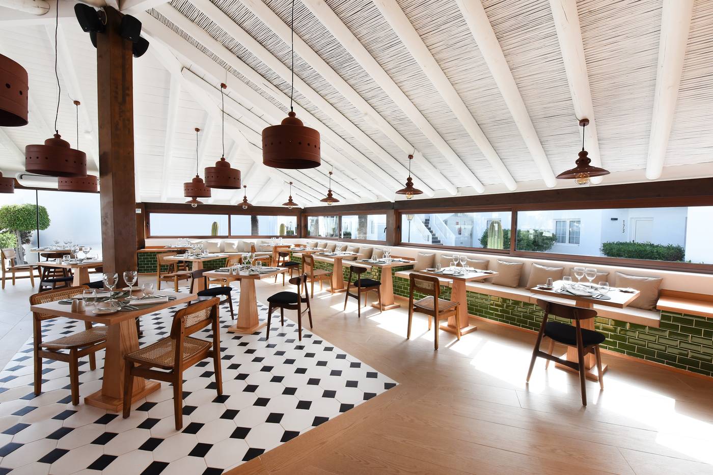 H10-White-Suites---Adults-Only-Restaurant-27