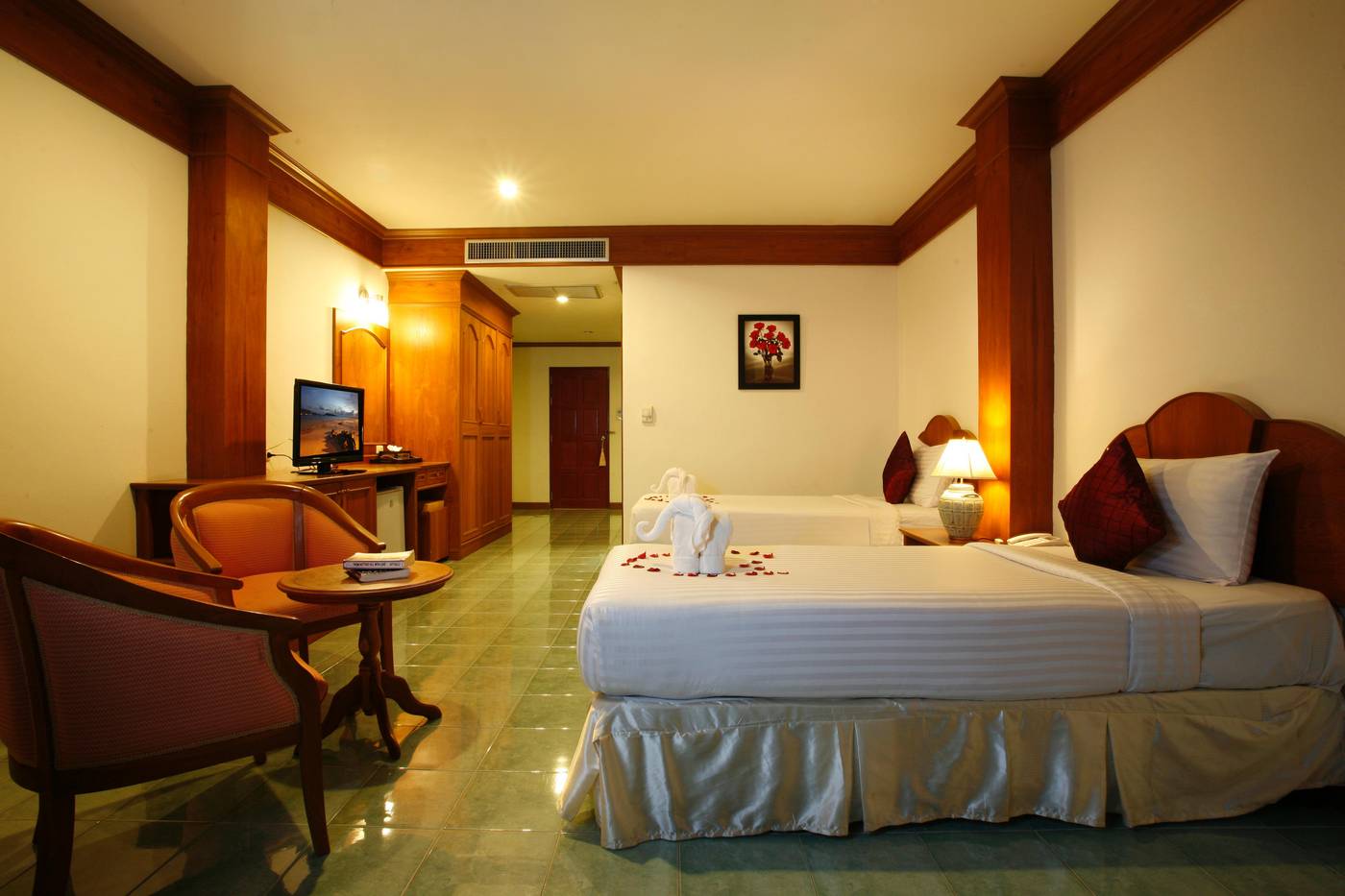 Jiraporn-Hill-Resort-Patong-Room-12