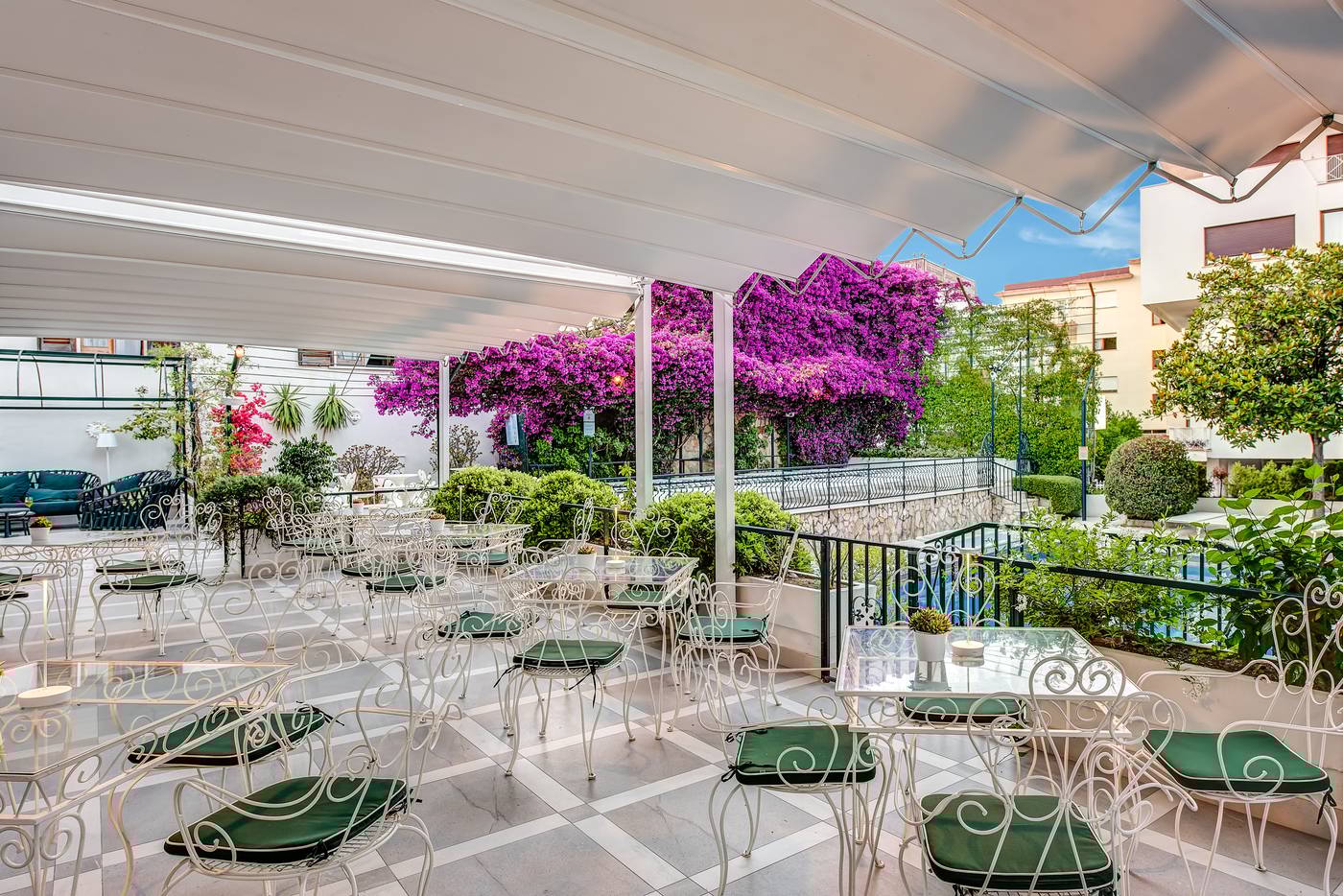 Majestic-Palace-Bar-5