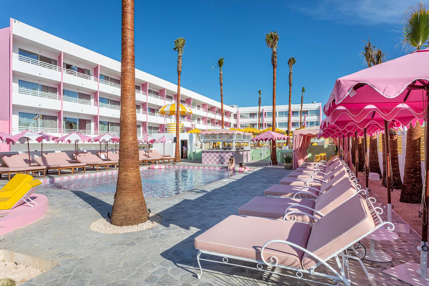 Estudios-Tropicana-Pool-12