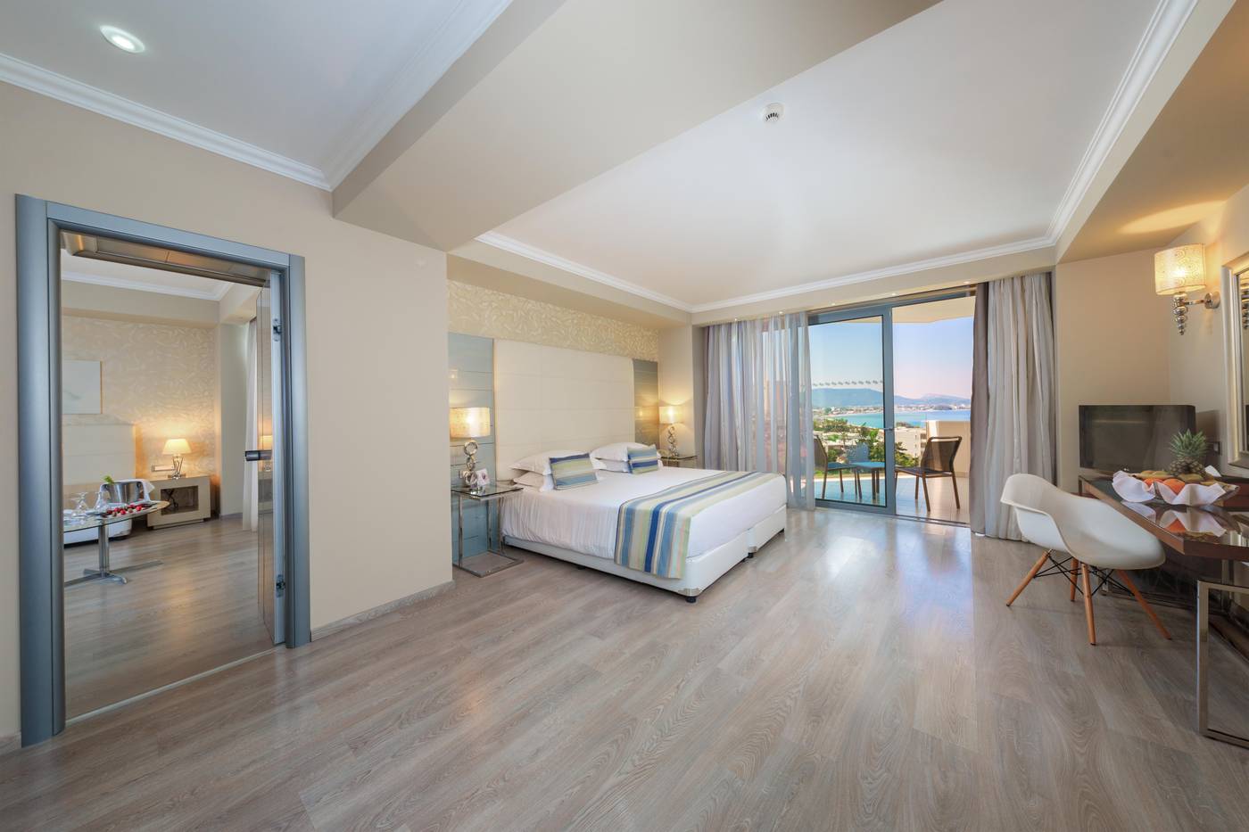 Atrium-Platinum-Luxury-Resort---Spa-Room-16