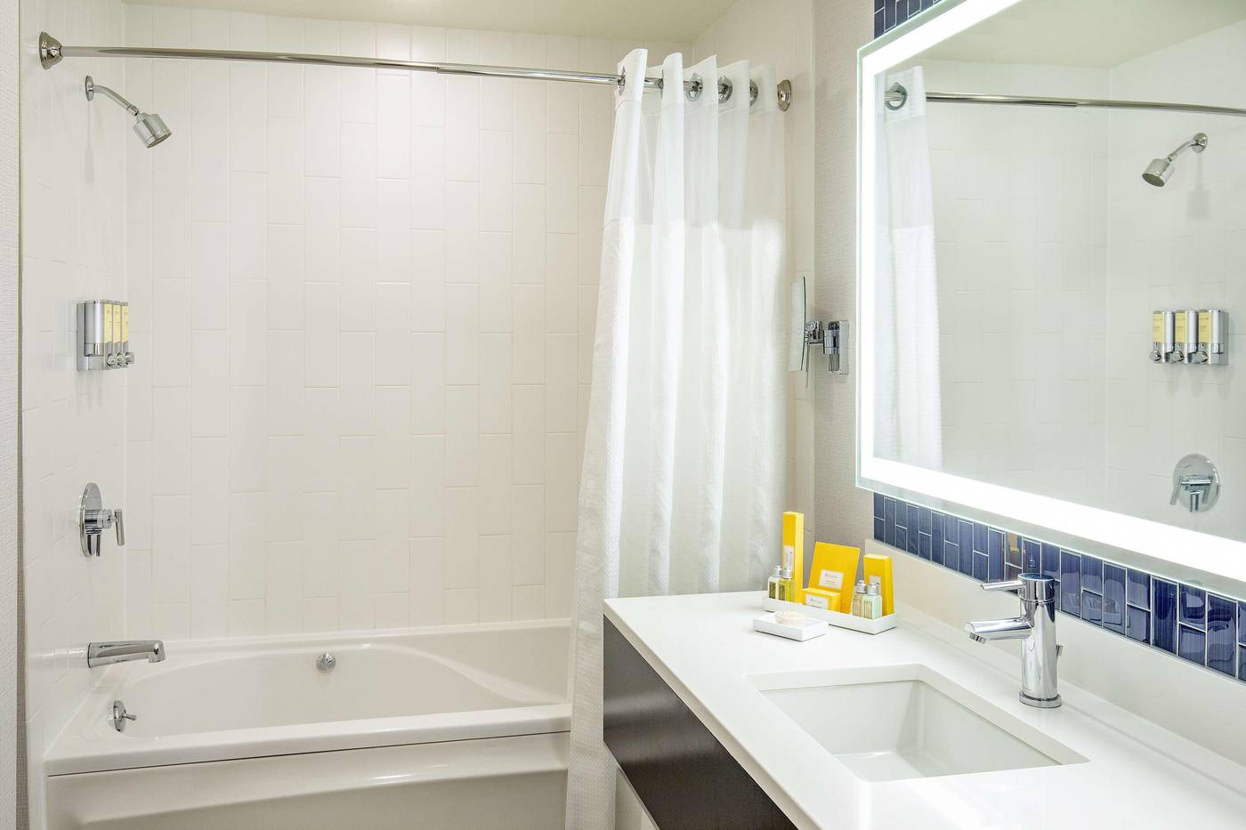 The-Royal-Sonesta-Boston-Room-46