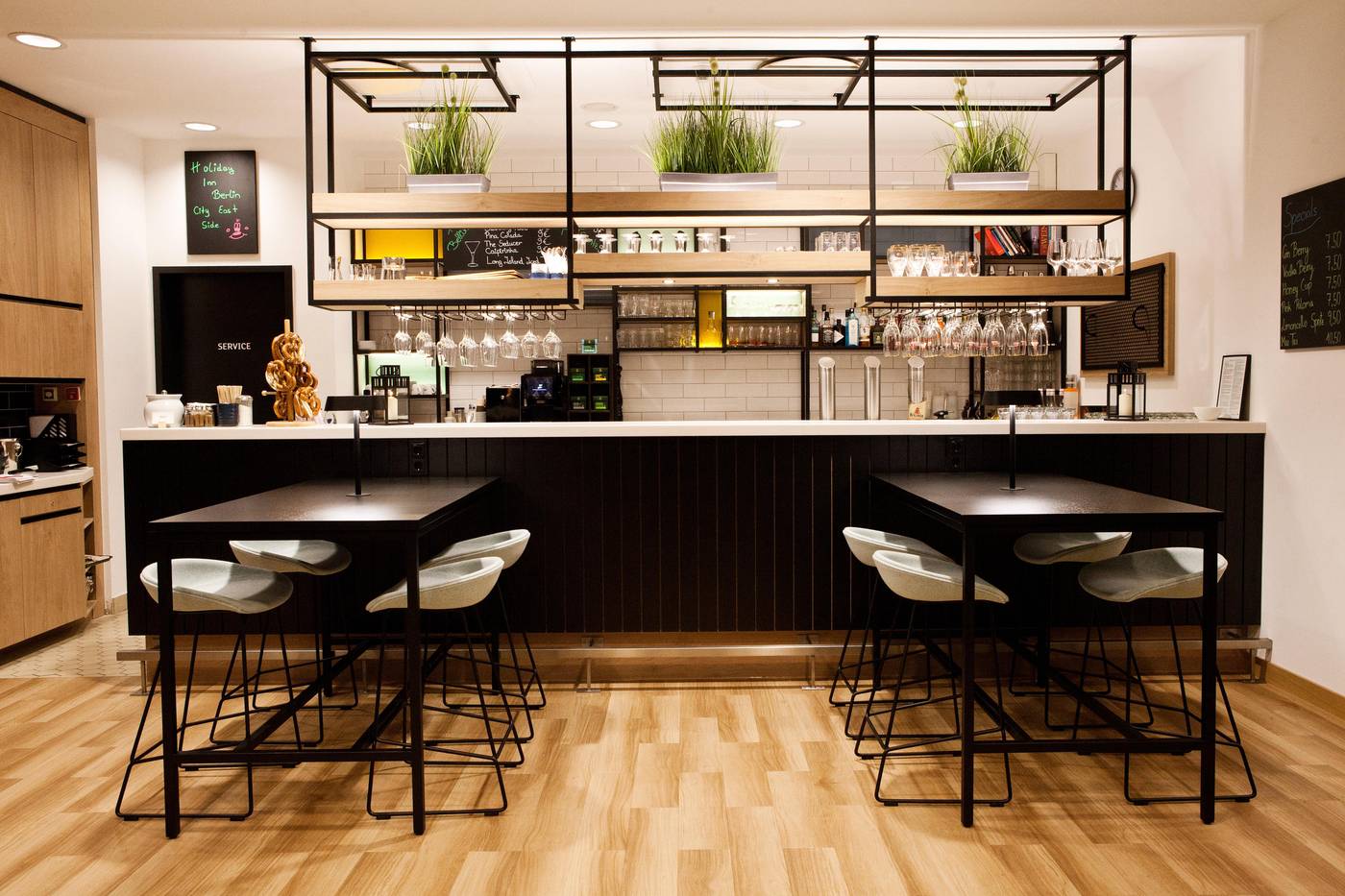 Holiday-Inn-Berlin-City-East-Side-Bar-17