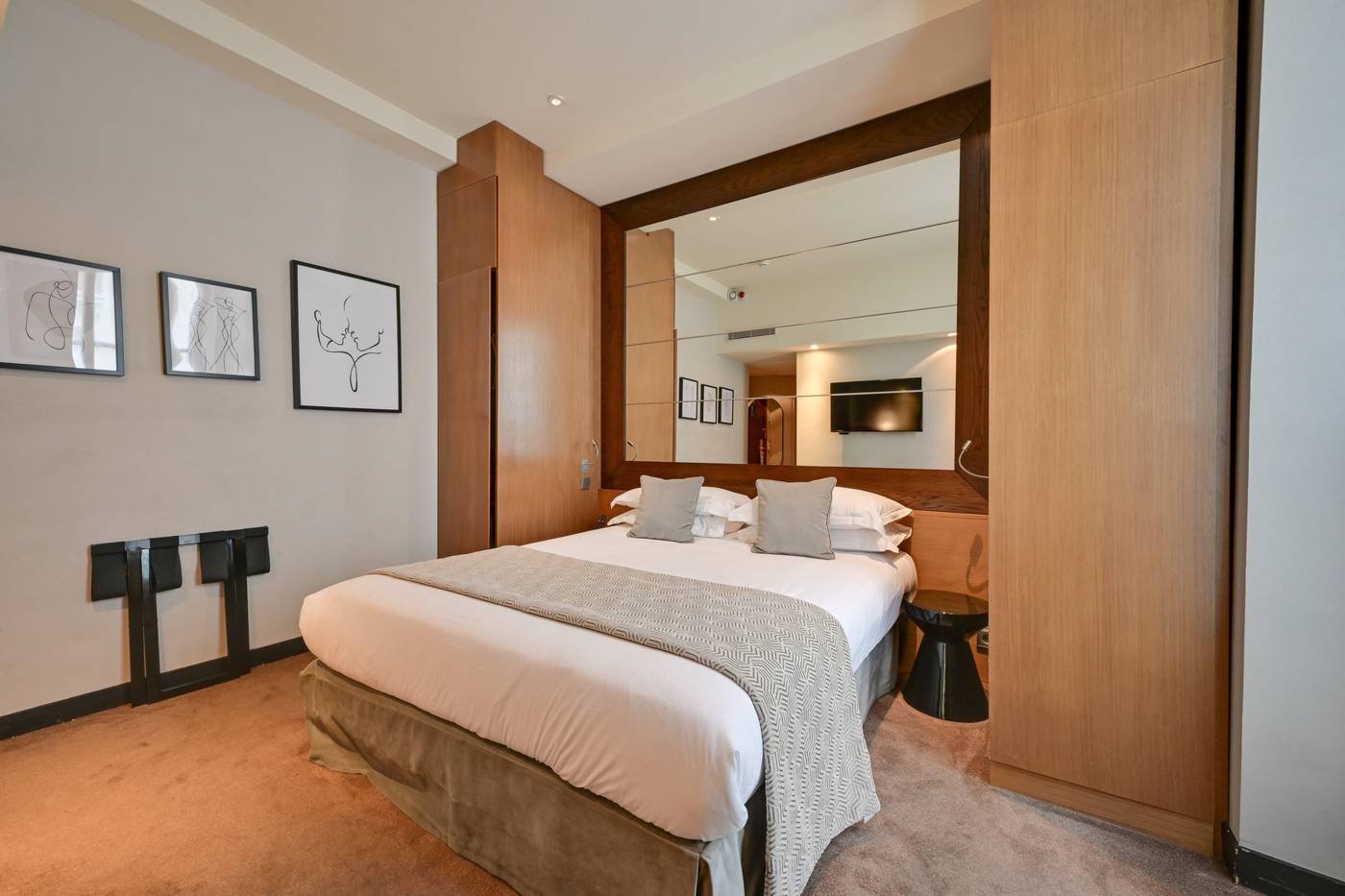 Holiday-Inn-Paris-Palais-de-lElysee-Room-26