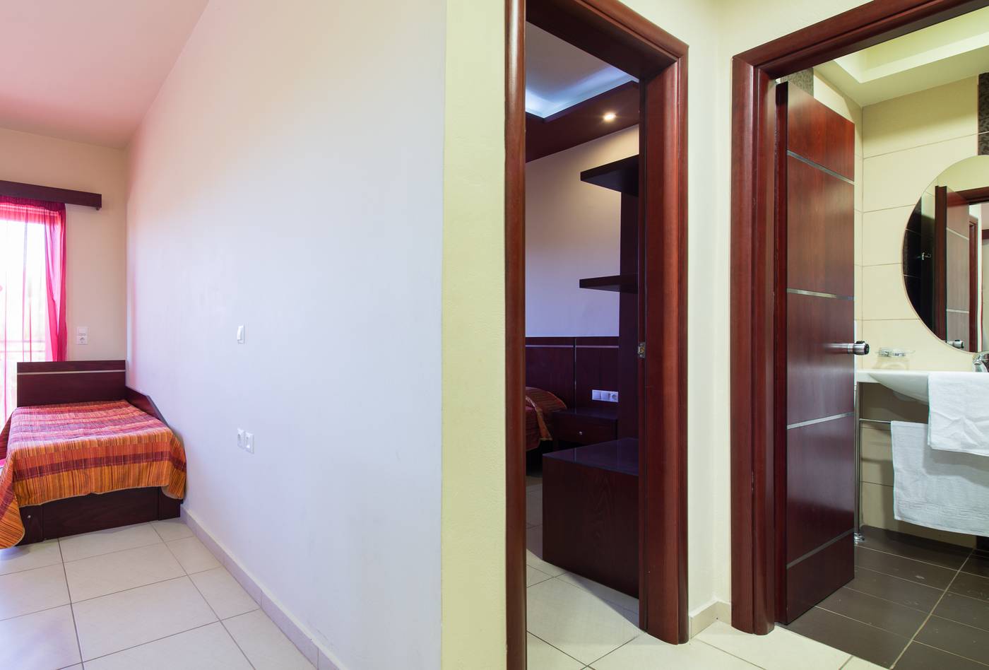 Canadian-Hotel-Room-28