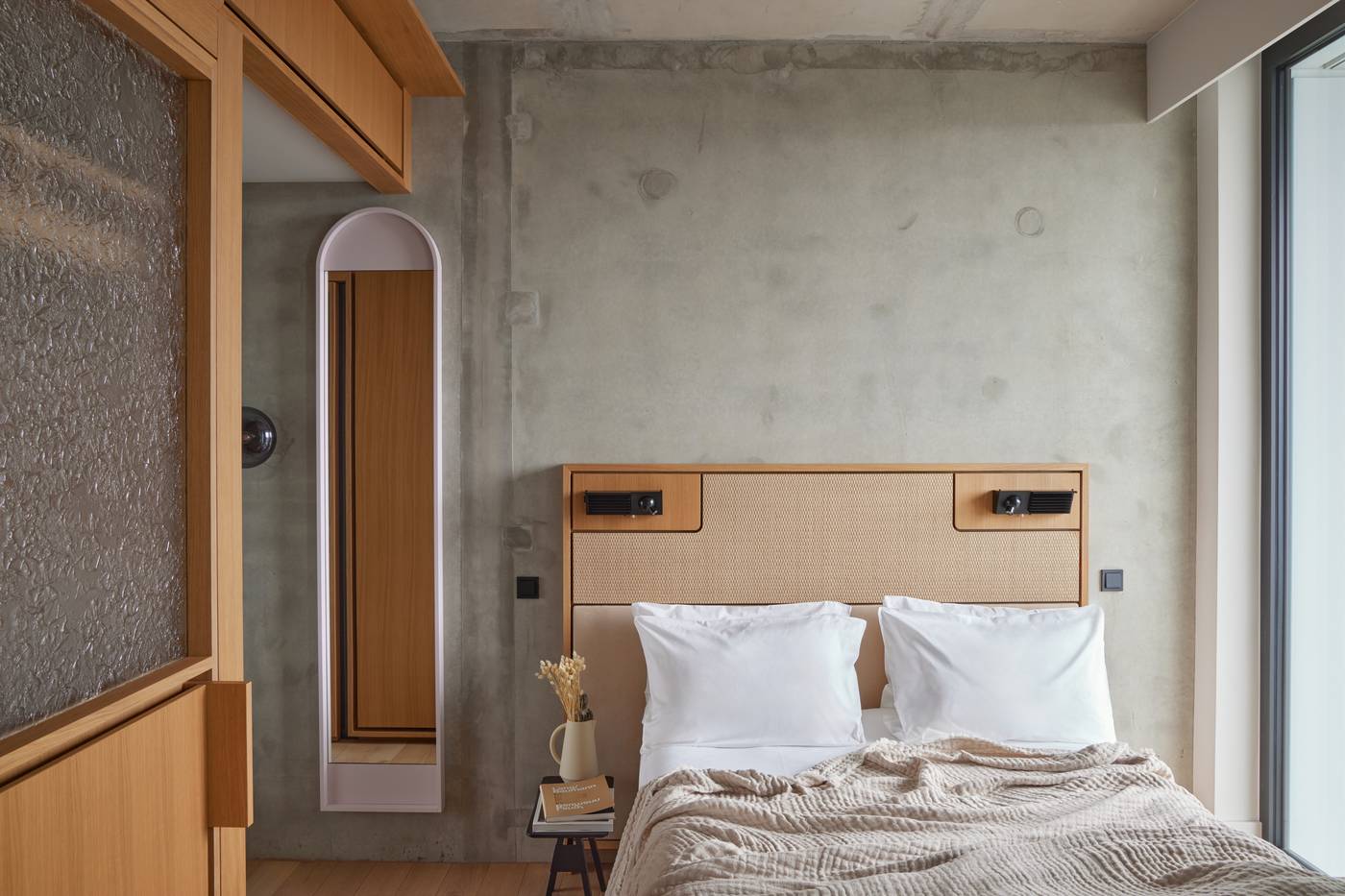 Locke-at-East-Side-Gallery--Friedrichshain-Room-26