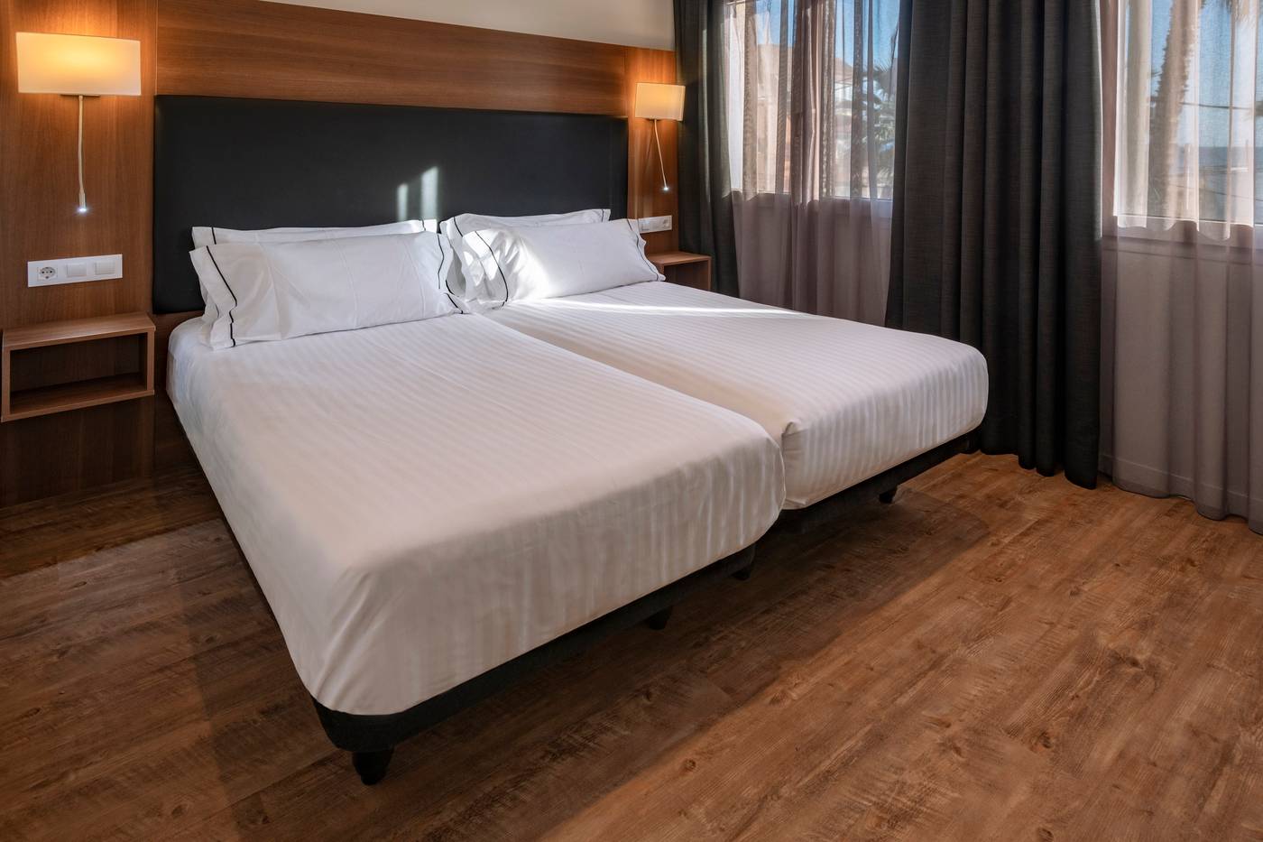 Apartamentos-Playa-De-Castelldefels-Room-24