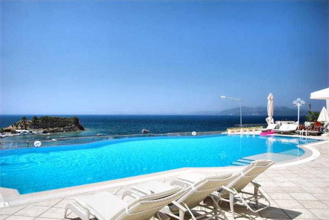 La-Vista-Boutique-Hotel---Spa-Pool-5