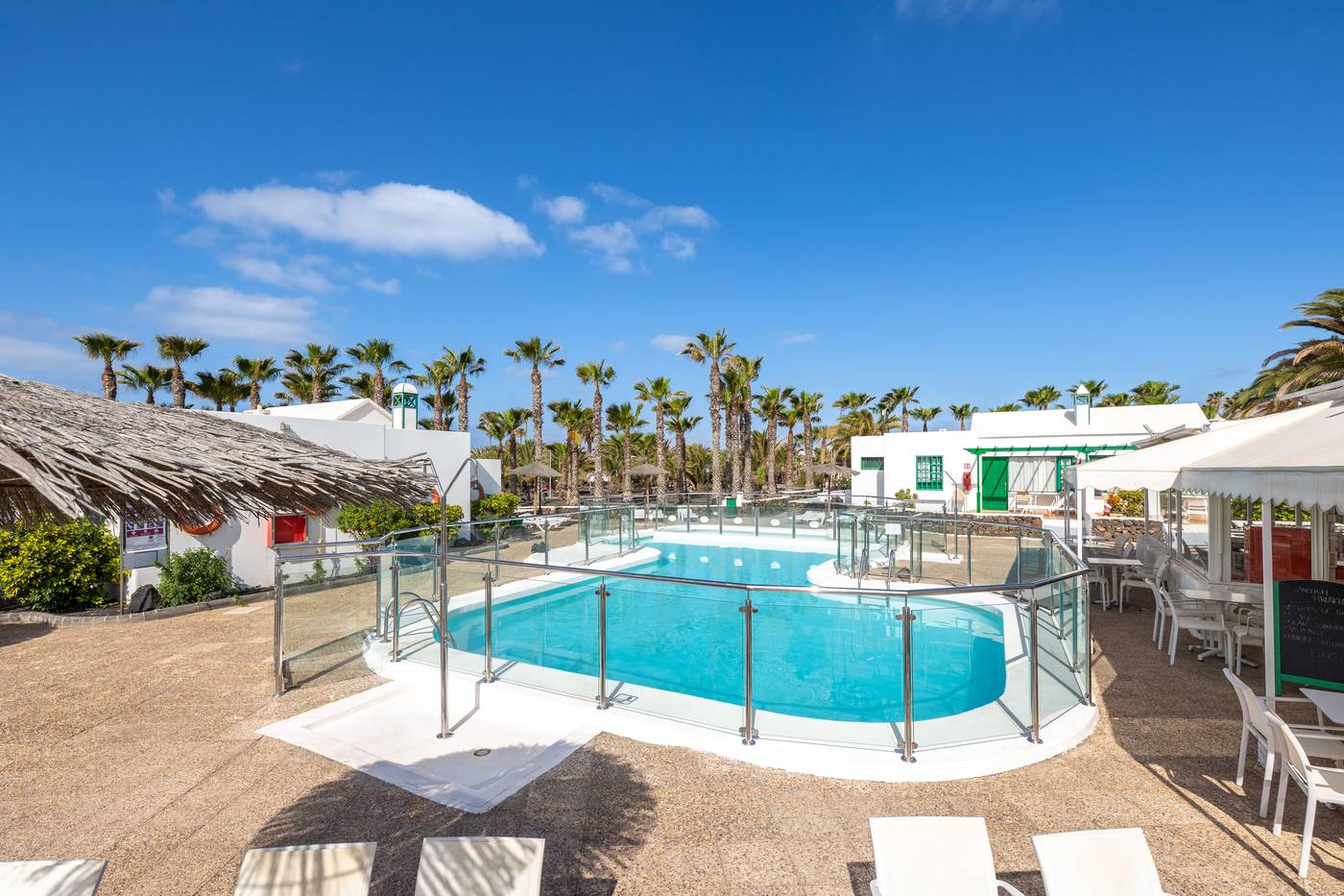 Apartamentos-LIVVO-Las-Gaviotas-Pool-9