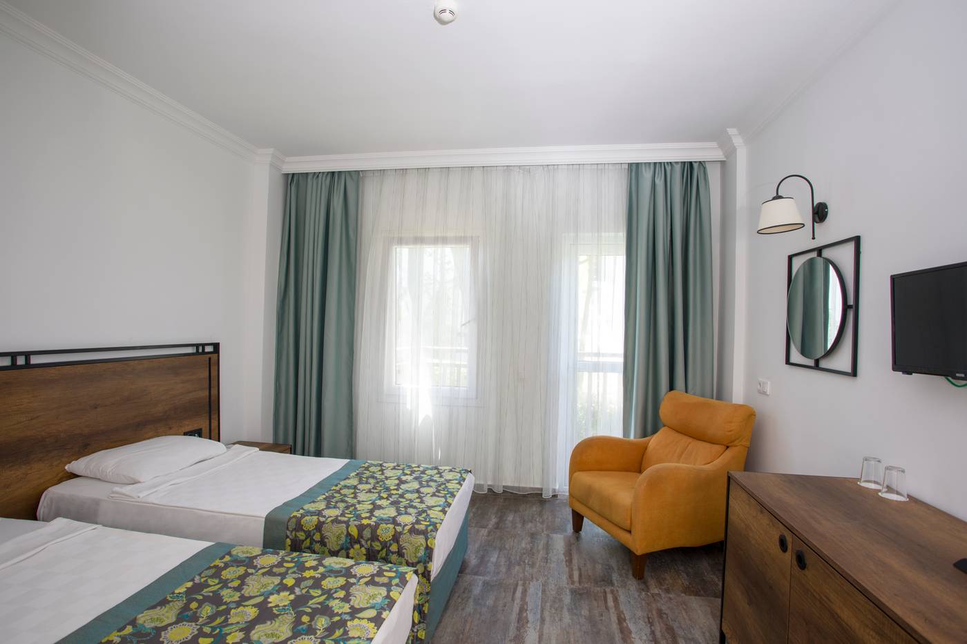 Bitez-Garden-Life-Room-39