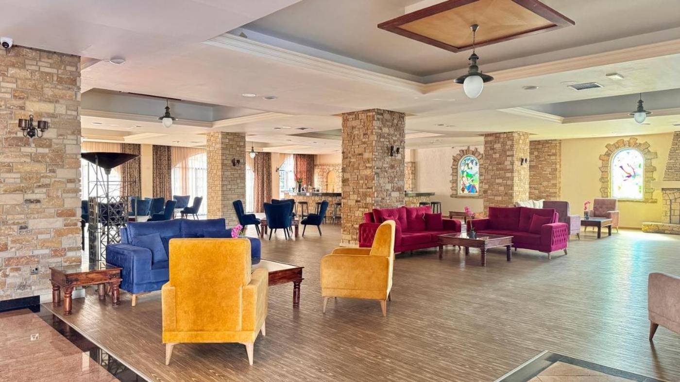 Navarria-Lobby-24