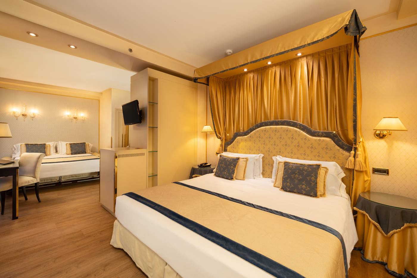 A-La-Commedia-Room-16