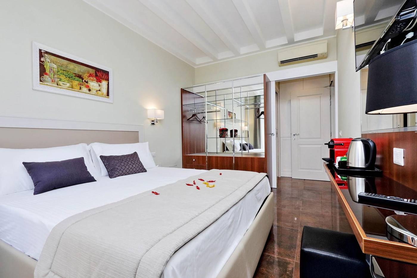 Piazza-Venezia-Grand-Suite-Room-9