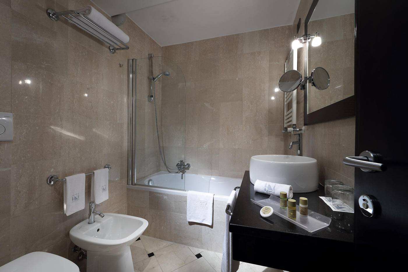 International-Palace-Room-25