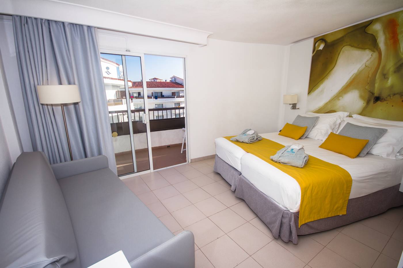 Servatur-Waikiki-Room-30