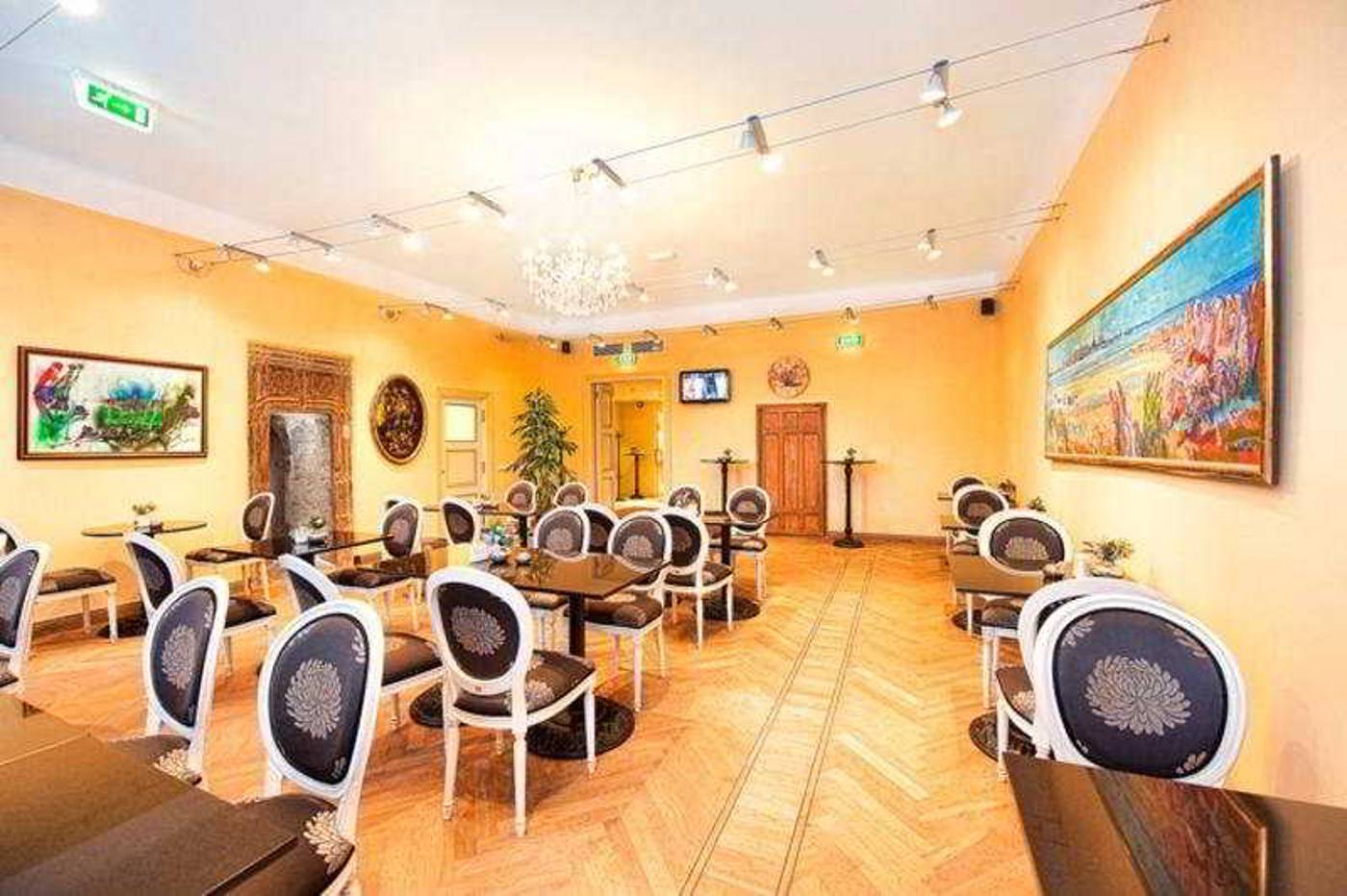 Meriton-Old-Town-Garden-Restaurant-18