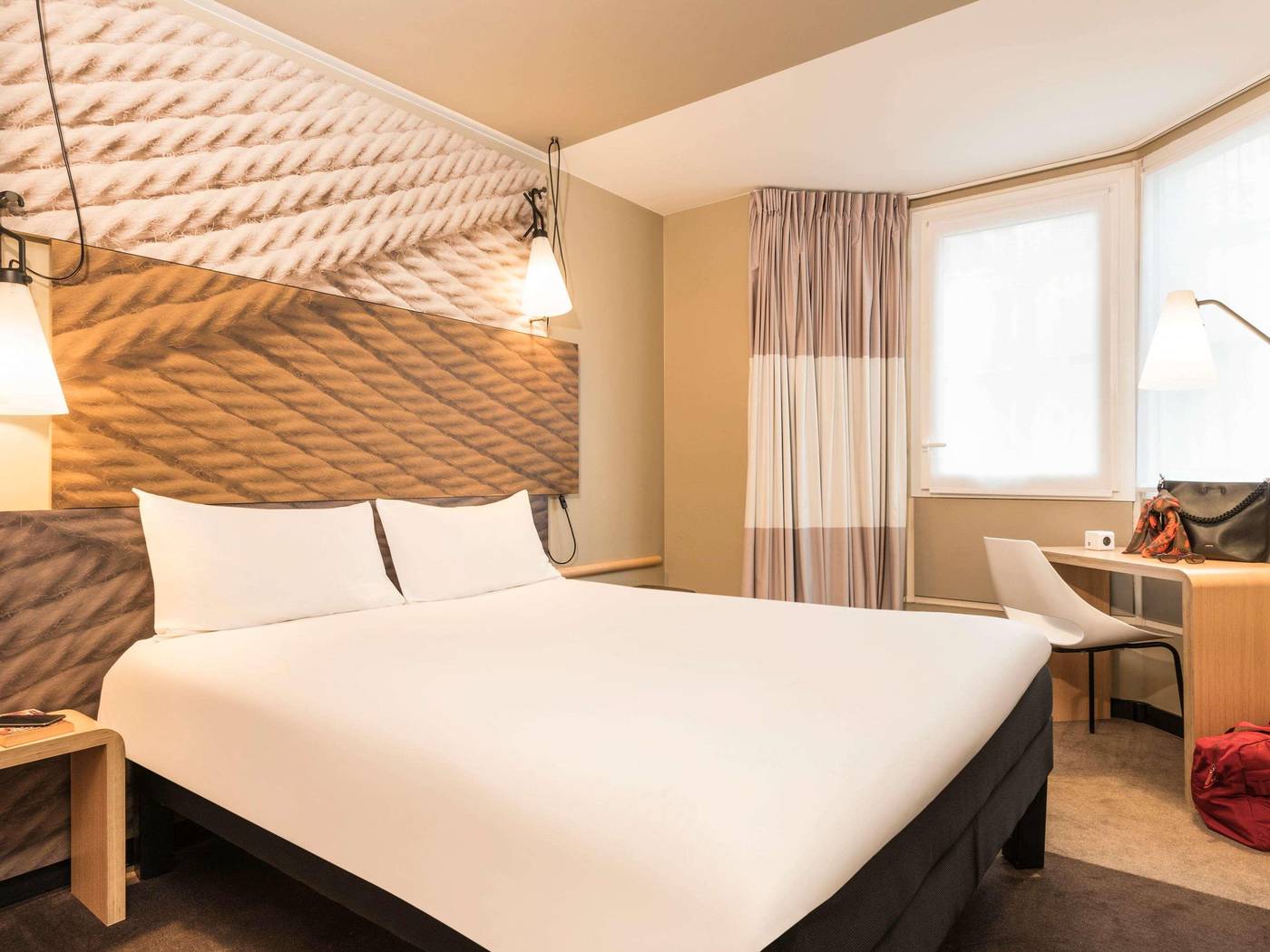 Ibis-Paris-Gare-du-Nord-Chateau-Landon-10th-Hotel-Room-4
