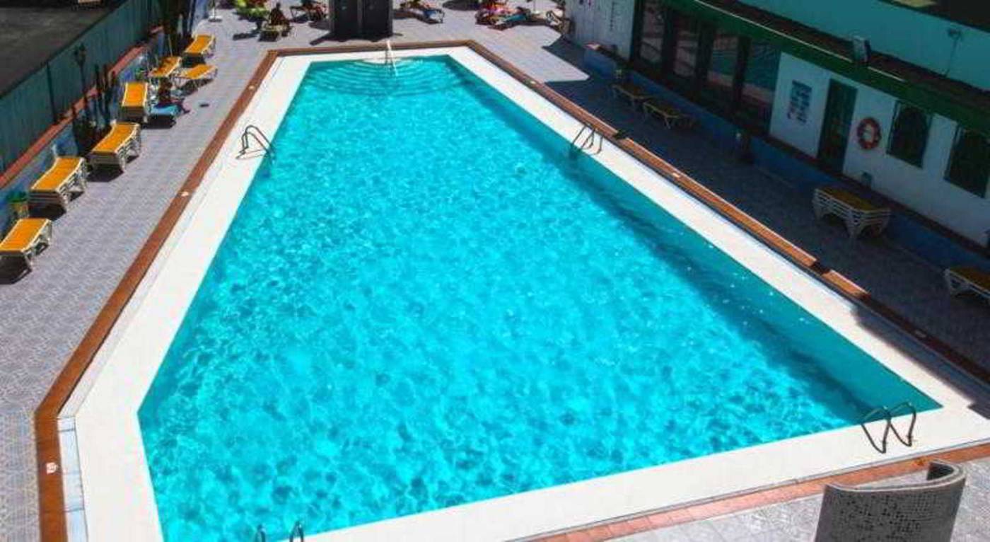 Las-Arenas-Apartments-Pool-12