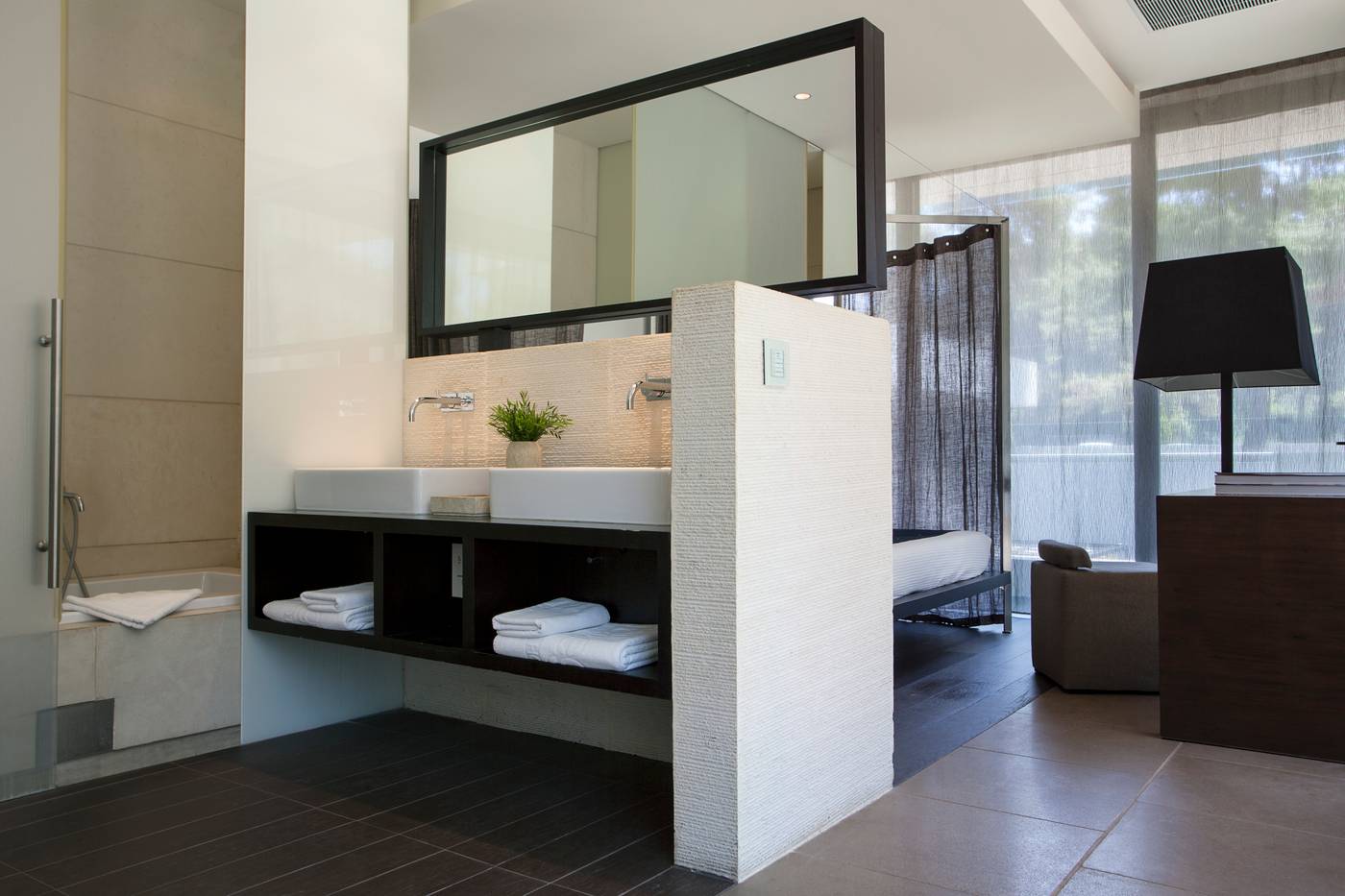 Life-Gallery-athens-Room-14