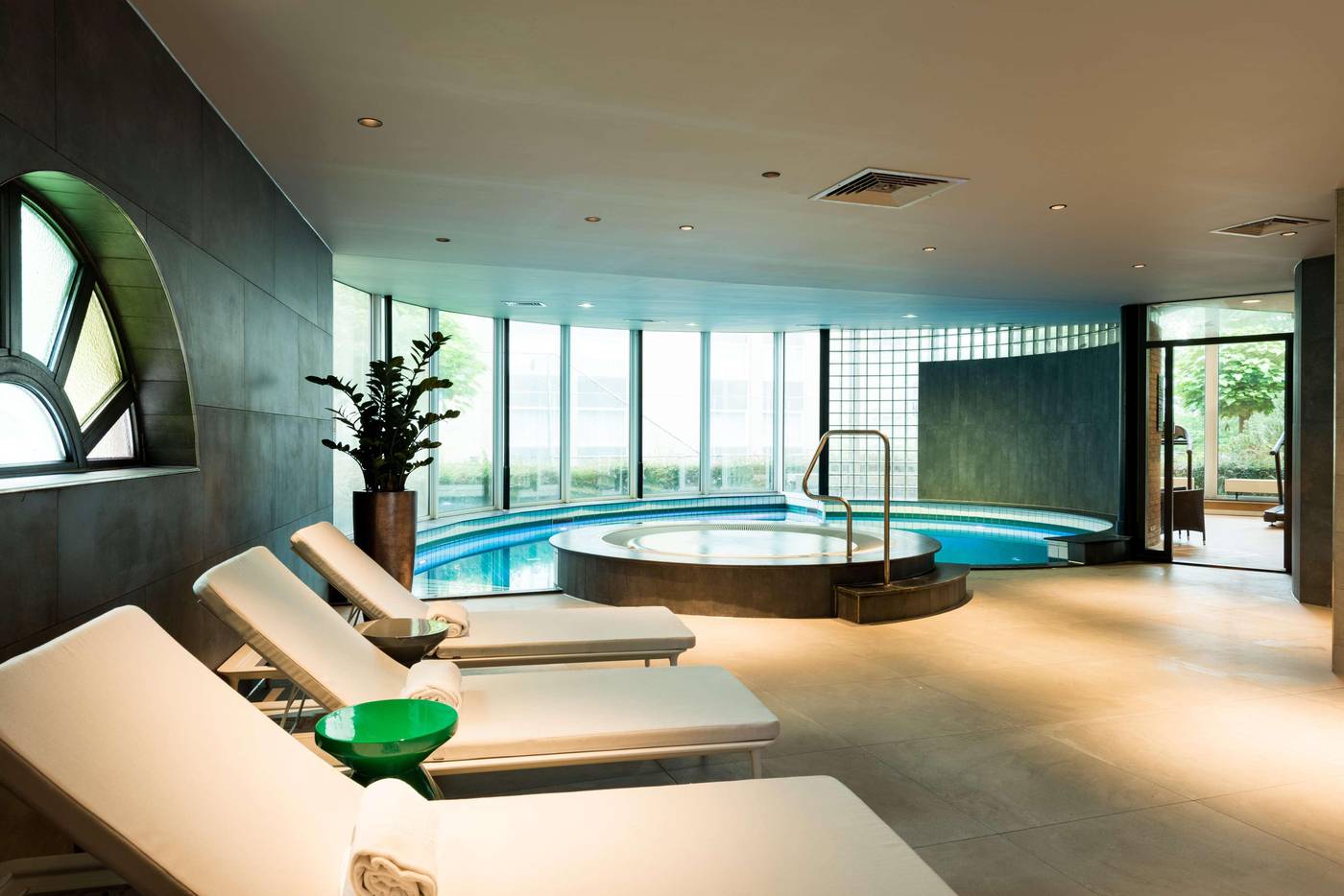 NH-Amsterdam-Schiphol-Airport-Pool-50