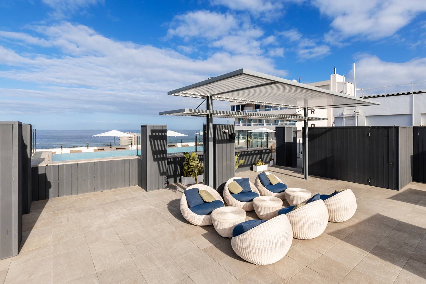 Catalonia-Oro-Negro-Pool-15