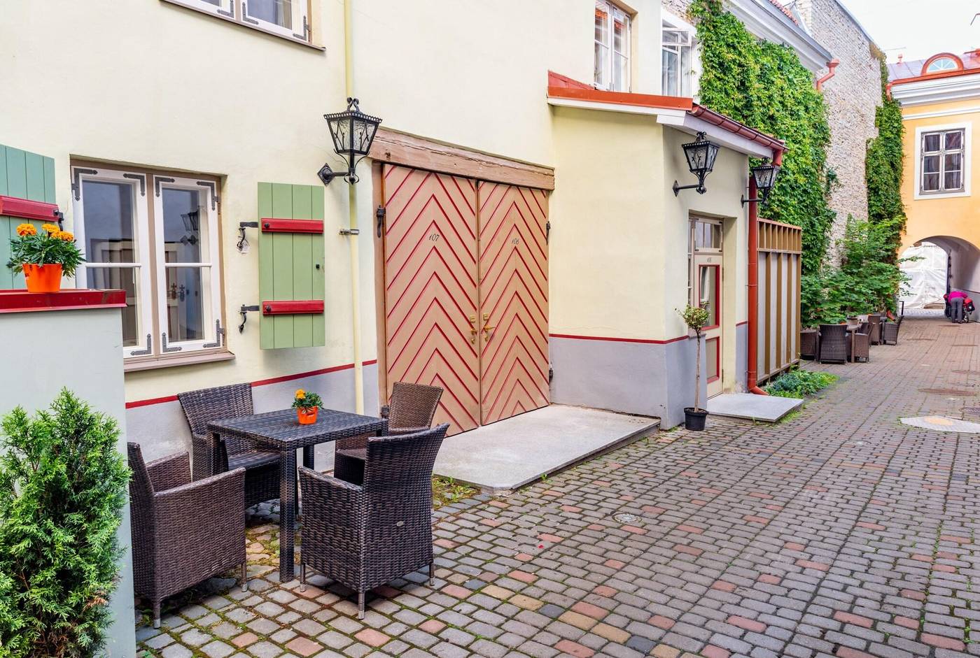 Meriton-Old-Town-Garden-Terrace-51