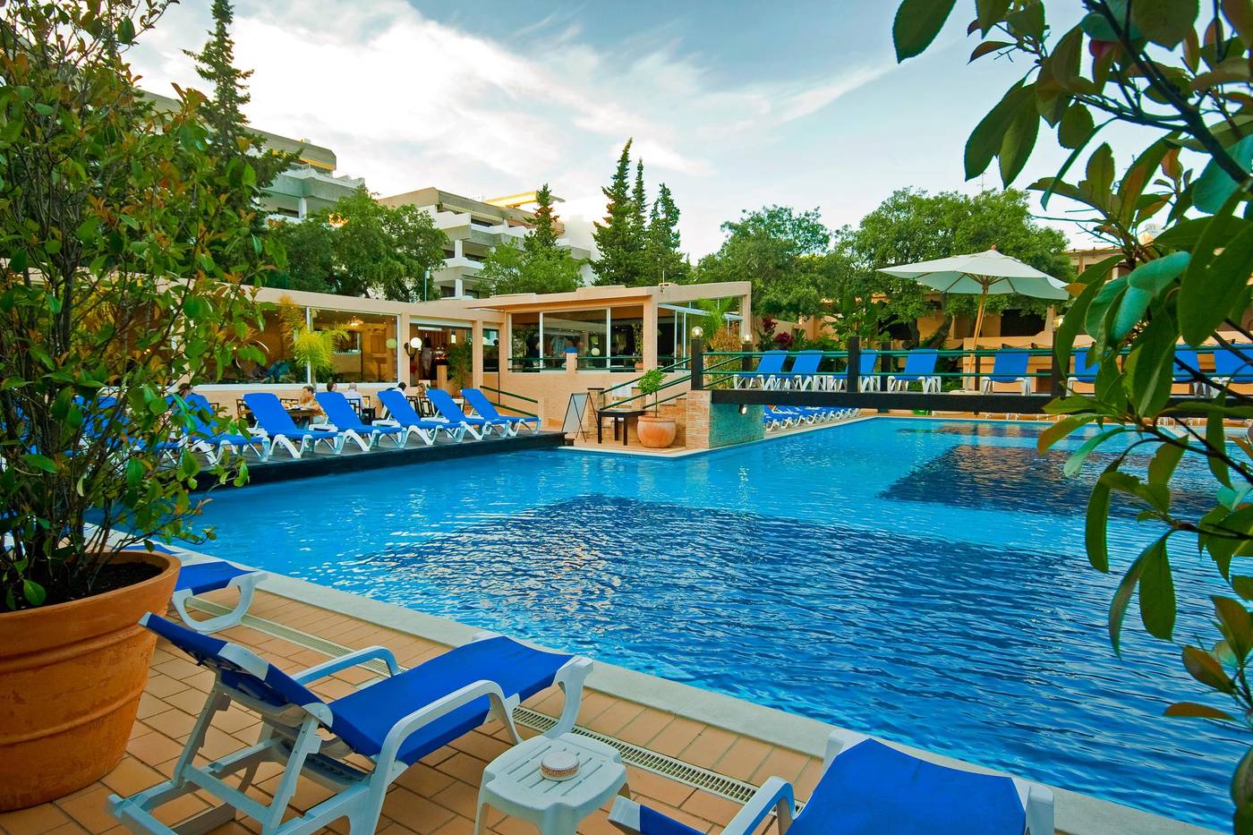 Apartamentos-da-Balaia-Pool-1