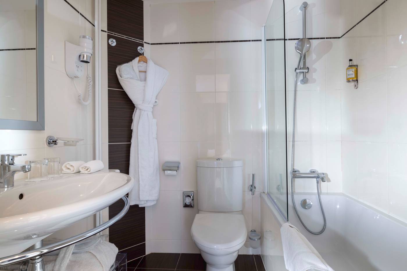 Hotel-Elysees-Bassano-Room-51